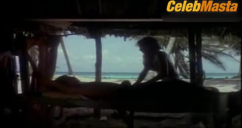 Patricia Rivera Boobs Scene in Il cacciatore di squali