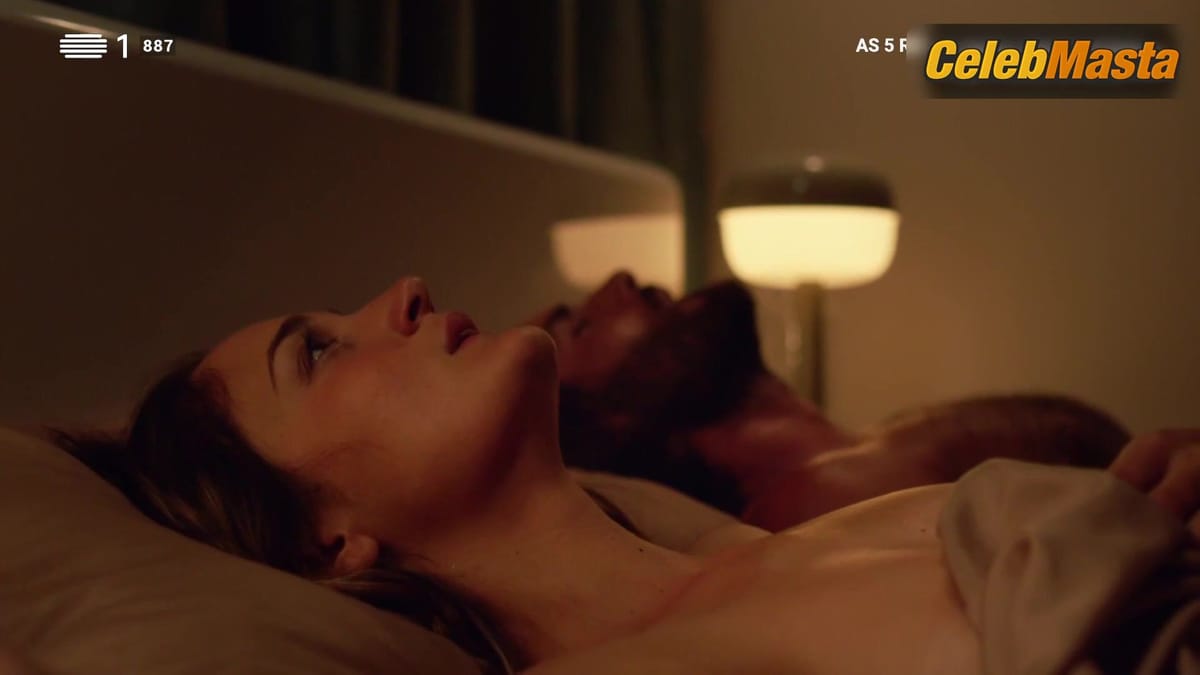 Laura Frederico Boobs Scene in O Aplaudido Dramaturgo Curado pelas Pilulas Pink