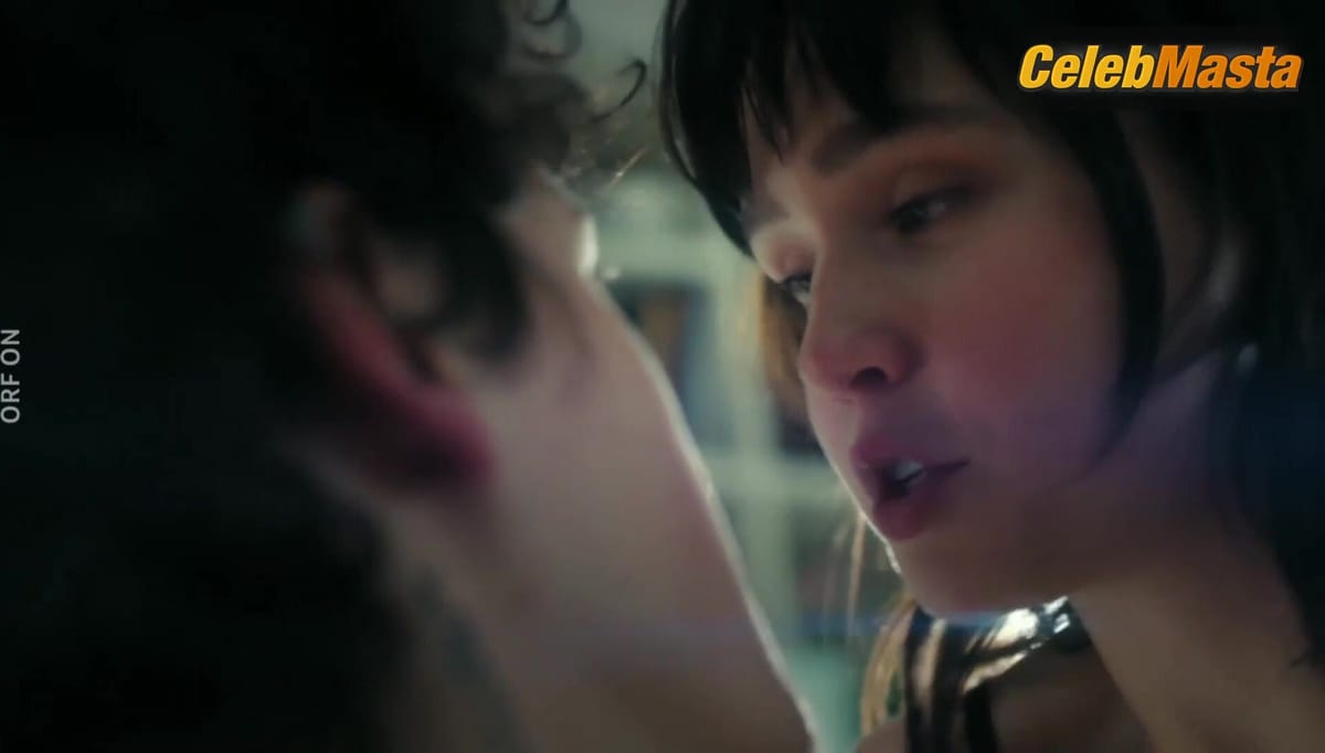 Paulina Hobratschk Bares Butt, Breasts Scene in Tage, Die Es Nicht Gab
