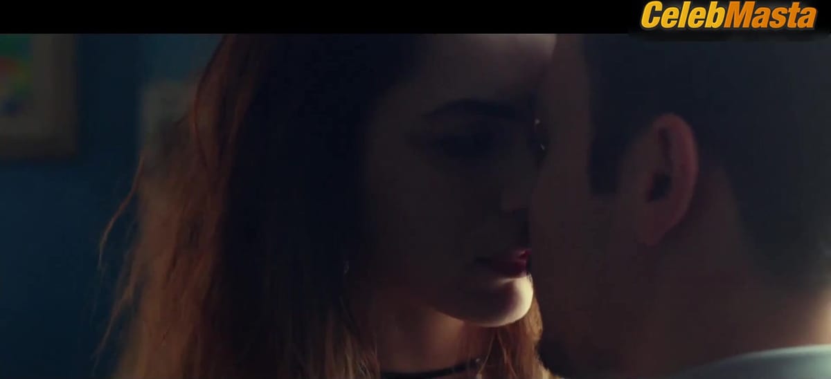 Miriam Leone's Tits Scene from Lamore A Domicilio