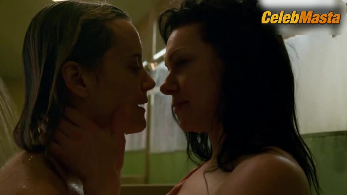 Laura Prepon and Taylor Schilling Share a Lesbian Scene in Orange Is The New Black