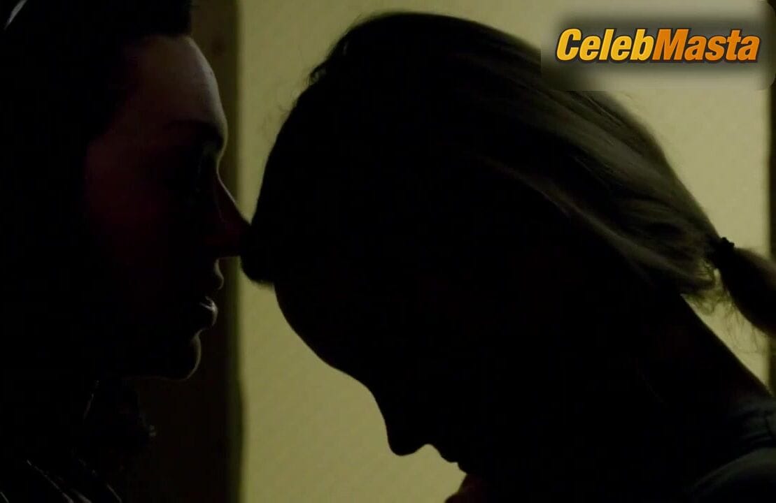 Laura Prepon and Taylor Schilling Flaunt a Lesbian Scene in Orange Is The New Black