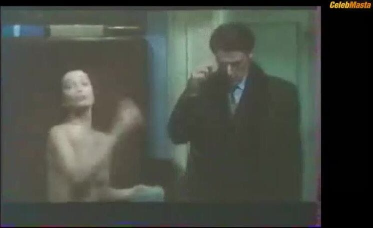 Cecile Pallas nude/sexy scene in Une Qui Promet