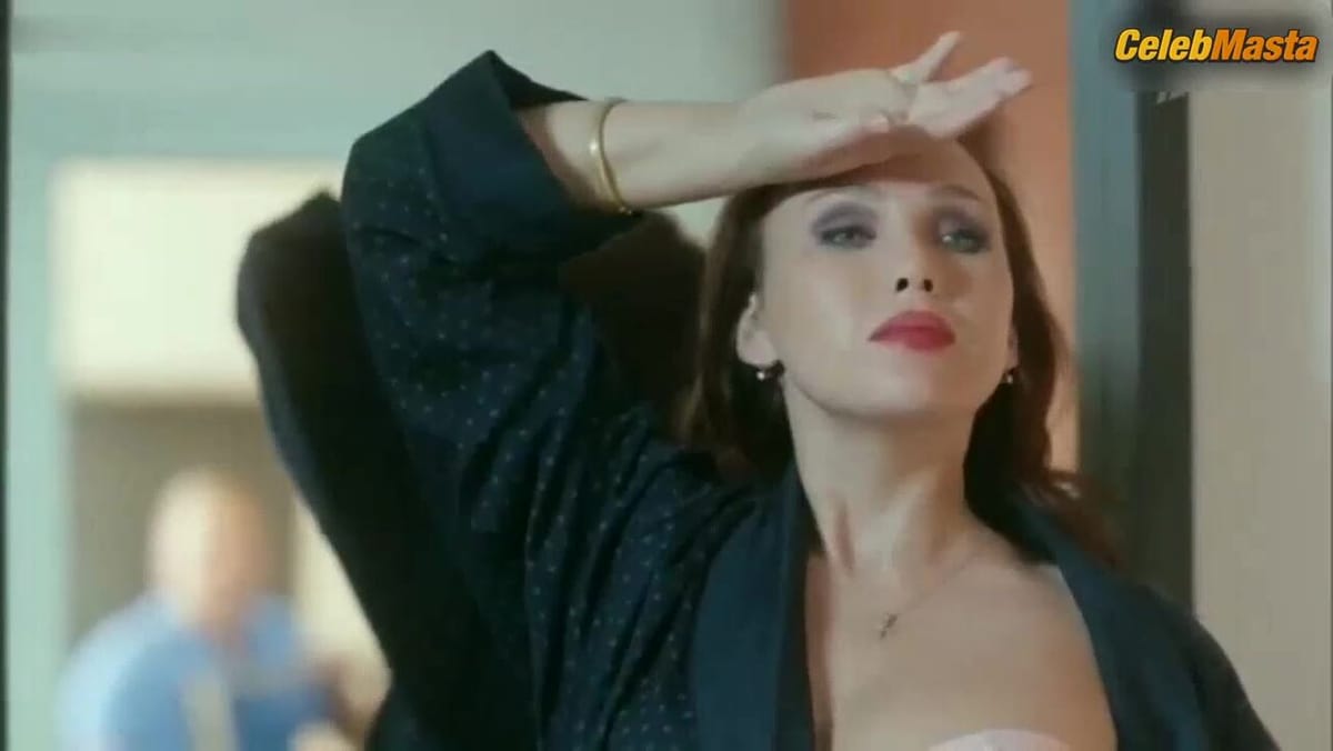 Darya Ekamasova's Sexy Scene from Vlyublennyye Zhenshchiny