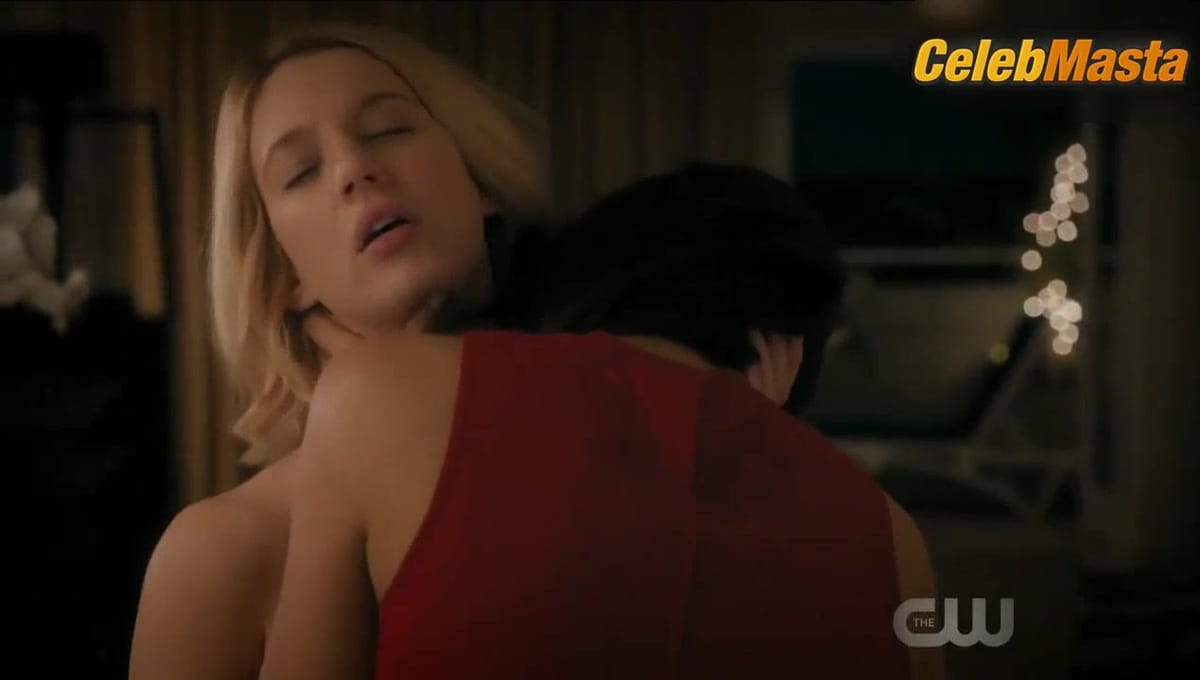 Rosario Dawson and Yael Grobglas Enjoy Lesbian Scene in Jane The Virgin