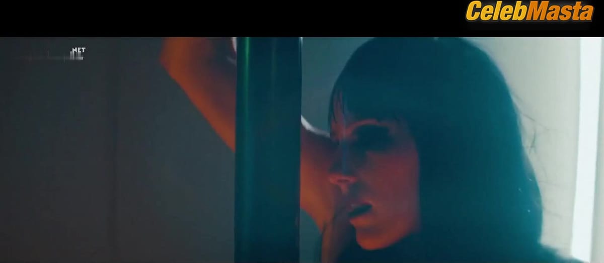 Dree Hemingway Ass, Tits Scene from Run With The Hunted