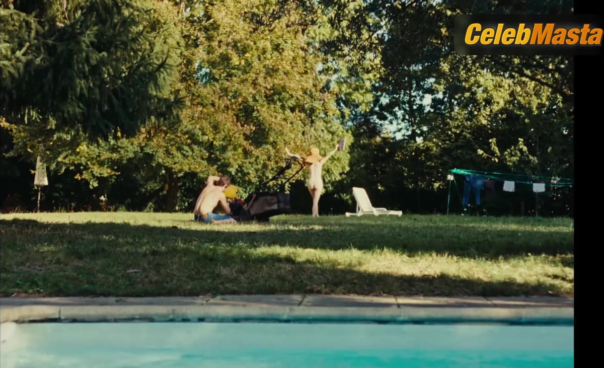 Zabou, Billie Blain and Laika Blanc Francard Ass Scene in Cassandre