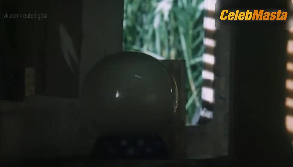 Anna Falchi Booty Scene from Giovani E Belli