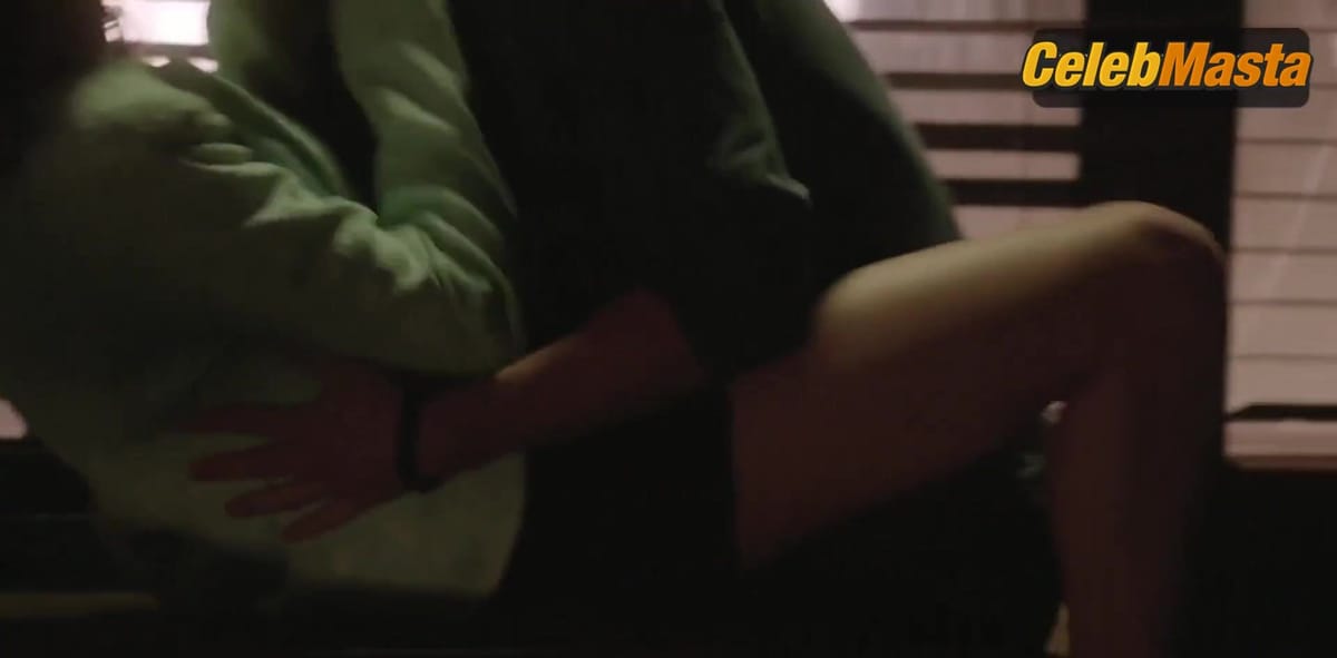 Willa Holland Flaunts Sexy Scene in Arrow