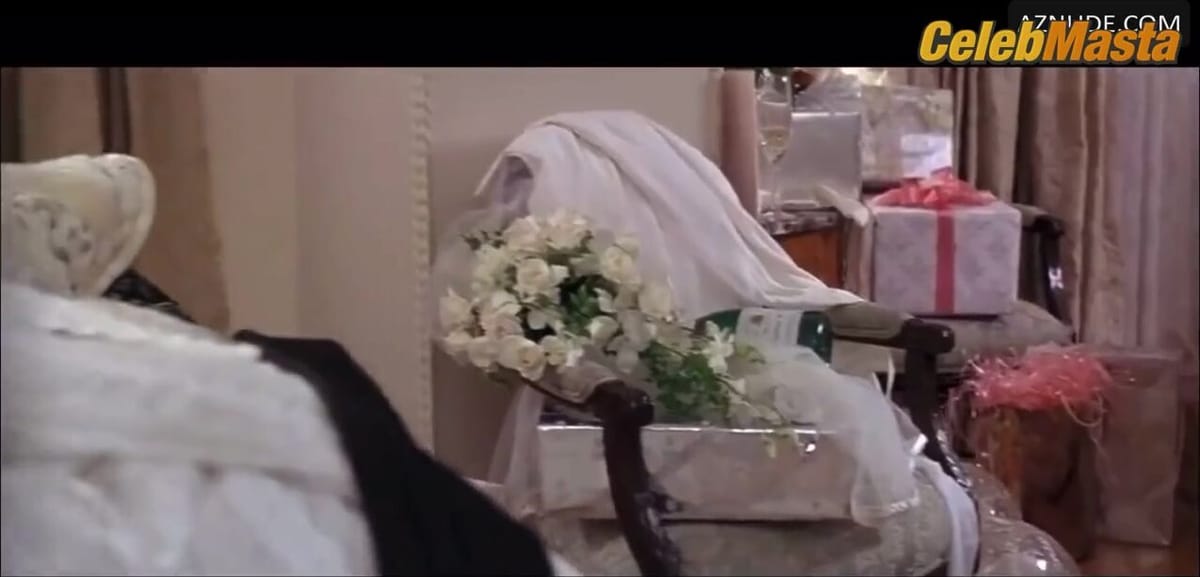 Elizabeth Hurley in Austin Powers International Man Of Mystery