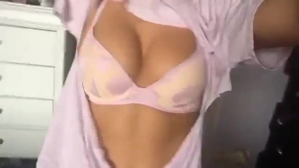 Jade Chynoweth Flashing Boobs and Bra in Hot Exposed Pictures