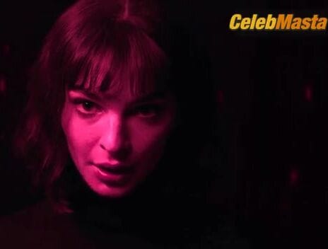 Megan Stalter and Emily Ratajkowski Share a Lesbian Scene in Too Much