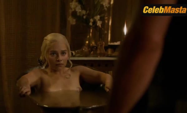 Emilia Clarke Bares Boobs Scene in Game Of Thrones