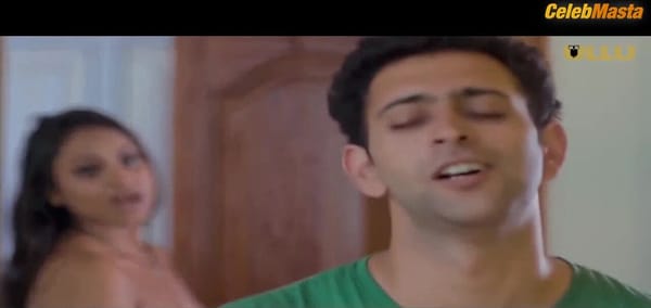Peehu Kanojia Bares Butt, Boobs Scene in Charmsukh Tawa Garam Part 1