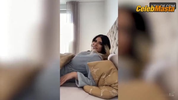 Micaela Schafer Flaunts Her Ass and Boobs in a Nude Scene in Mein Quarantane Tagebuch