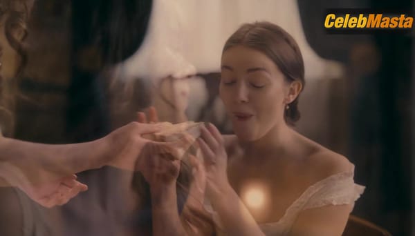 Hailee Steinfeld and Ella Hunt Kiss in Lesbian Scene in Dickinson