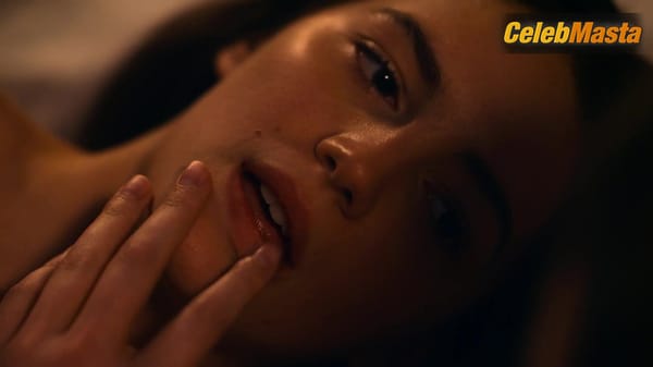 Hailee Steinfeld and Ella Hunt Share Lesbian Scene in Dickinson