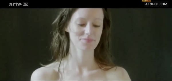 Lavinia Wilson's Lesbian Booty Scene in Schossgebete