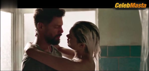 Sophie Charlotte Reveals Underwear Scene in Ilha De Ferro