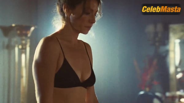 Ari Graynor Tits, Swimsuit Scene in Winning Time The Rise Of The Lakers Dynasty