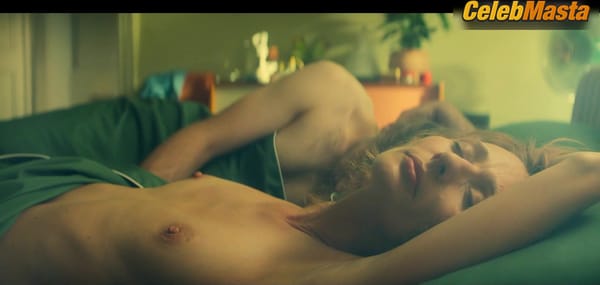 Magdalena Poplawska Reveals Tits Scene in Glitter