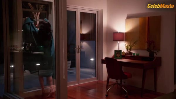 Lisa Edelstein Bares Ass, Tits Scene in Girlfriends' Guide To Divorce
