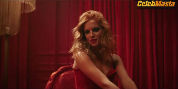 Julia Palha's Steamy Scene in O Clube