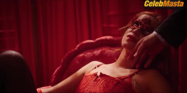 Julia Palha Flaunts Ass, Boobs Scene in O Clube