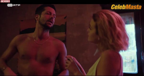 Bruna Quintas Tits Scene from Luz Vermelha