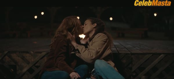 Tawny Cypress and Lauren Ambrose's Lesbian Scene in Yellowjackets