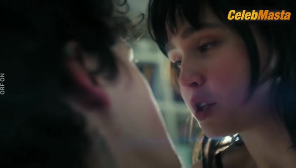 Paulina Hobratschk Bares Butt, Breasts Scene in Tage, Die Es Nicht Gab