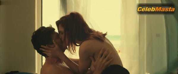 Miriam Leone Boobs Scene in Metti La Nonna In Freezer