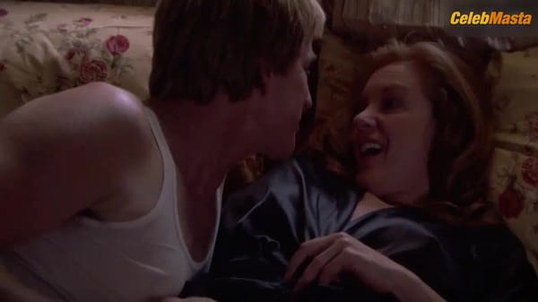 Elizabeth Perkins Bares Breasts Scene in Weeds