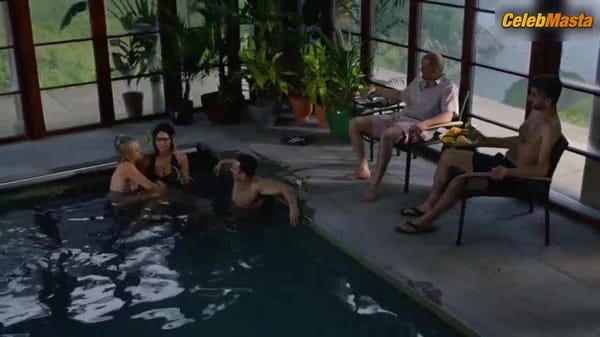 Taylor Schilling's Lesbian, Boobs Scene in Orange Is The New Black