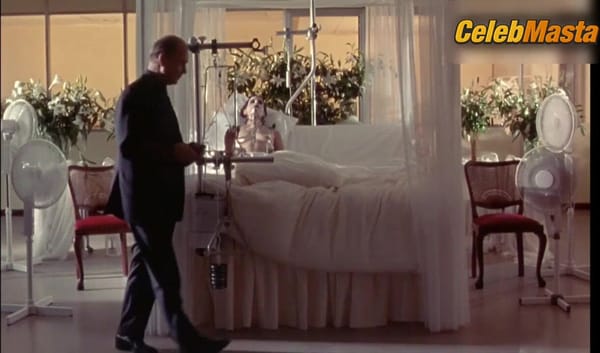Amanda Plummer's Tits Scene in 81/2 Women