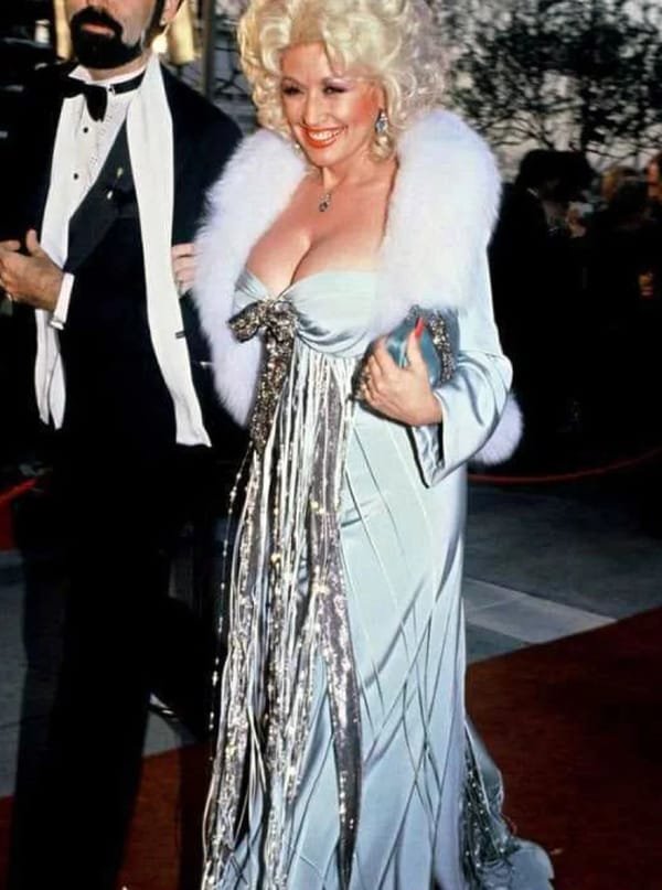 Hot Dress and Cleavage Boobs Pictures photo 28