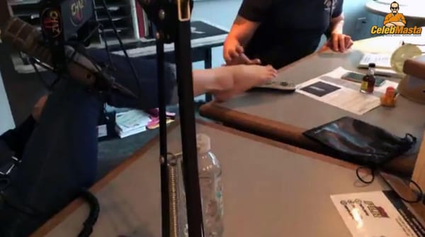 Nikki Glaser Feet & Legs Pictures photo 5