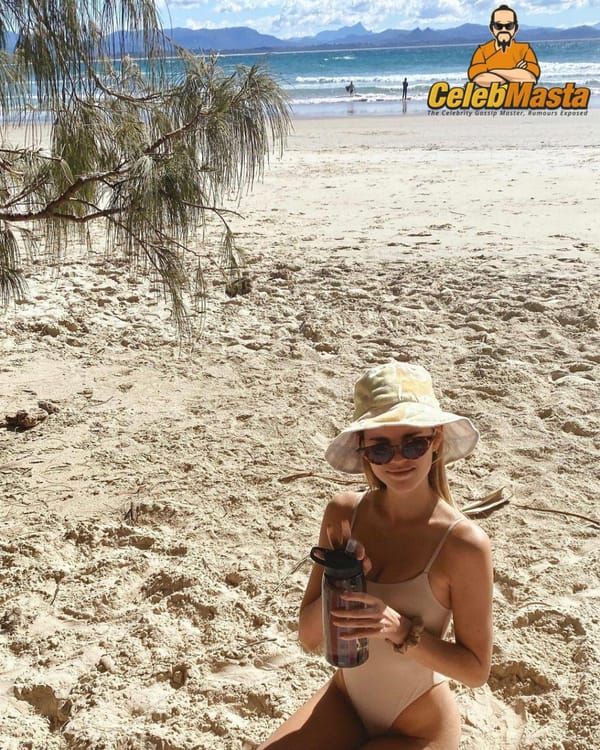 Paparazzi Caught Maia Mitchel Thong and Camel-Toe Pics photo 4