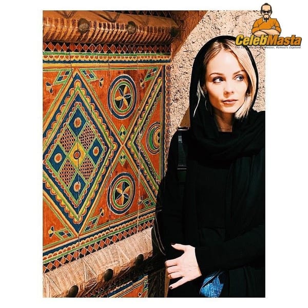 Cute Laura Vandervoort Selfies From Instagram photo 60