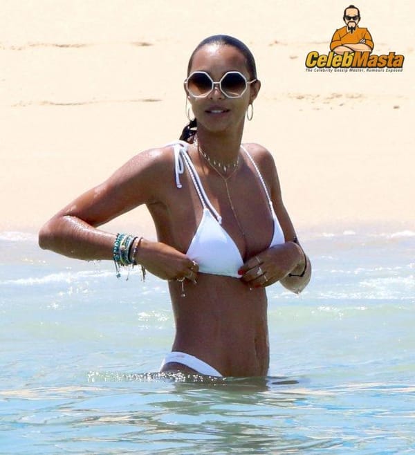 Stunning Lais Ribeiro Bikini Pictures photo 18