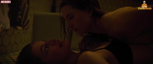 Hot Kaitlyn Dever Cleavage Photos photo 6