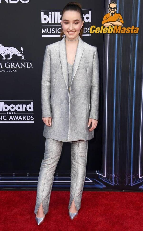 Various Kaitlyn Dever Red Carpet Sightings photo 7