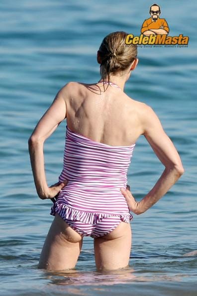Julie Bowen Bikini Pics Surfaced photo 5