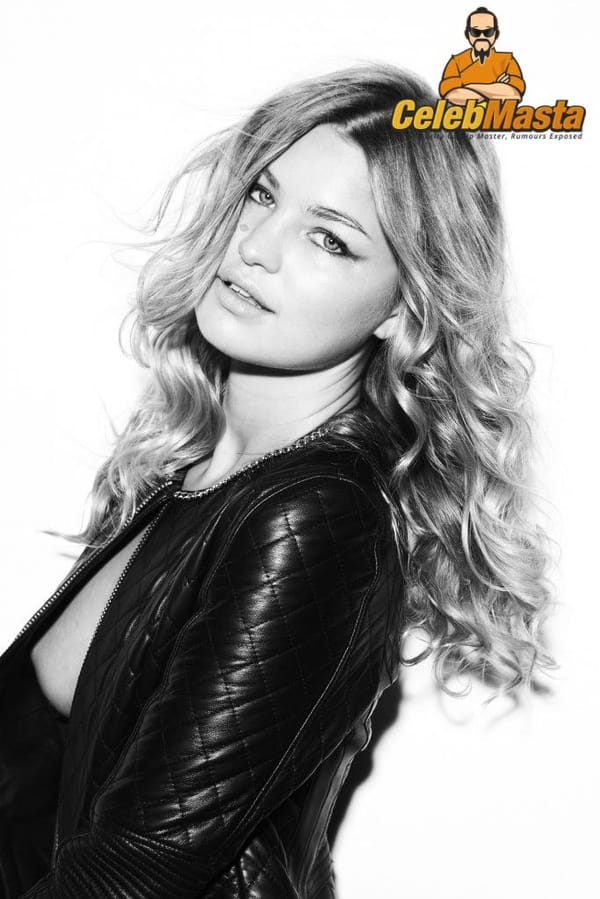 Jennifer Akerman Photo Gallery photo 2