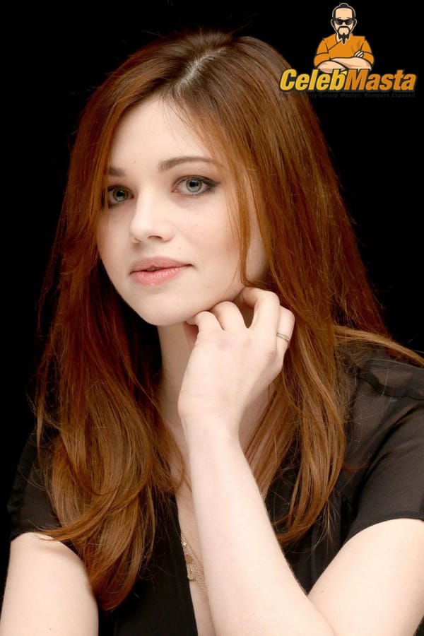 India Eisley Cleavage & Boobs Photos During Conference photo 11