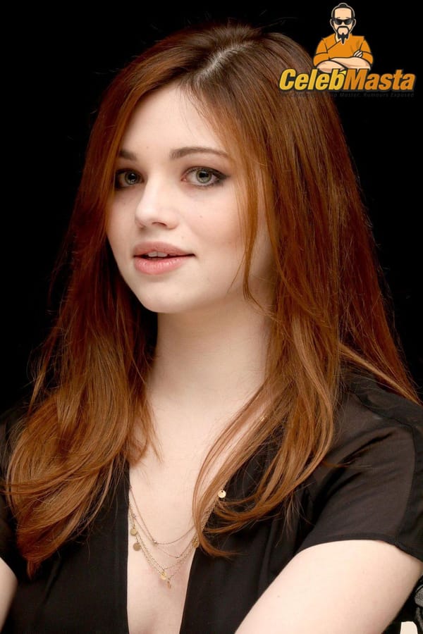 India Eisley Cleavage & Boobs Photos During Conference photo 14