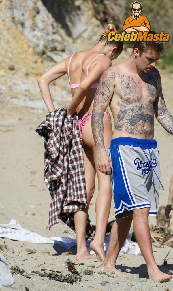 Hailey Baldwin Ass in Bikini Vacation Pictures Surfaced photo 33