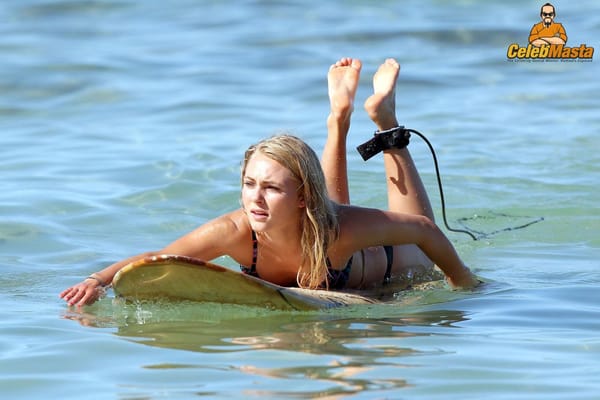 Curve AnnaSophia Robb Bikini Body Pics photo 12