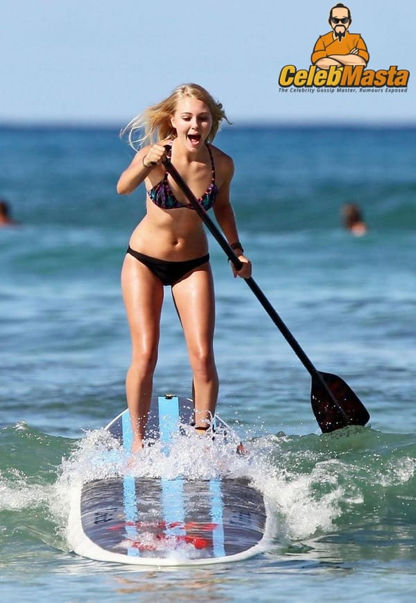 Curve AnnaSophia Robb Bikini Body Pics photo 16