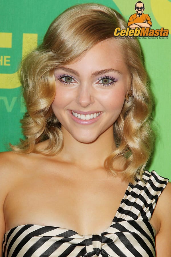 AnnaSophia Robb Up-Skirt Pictures photo 3